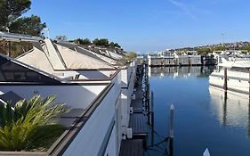 Floating House - Marina Pearl